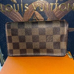 Louis Vuitton Damier wallet